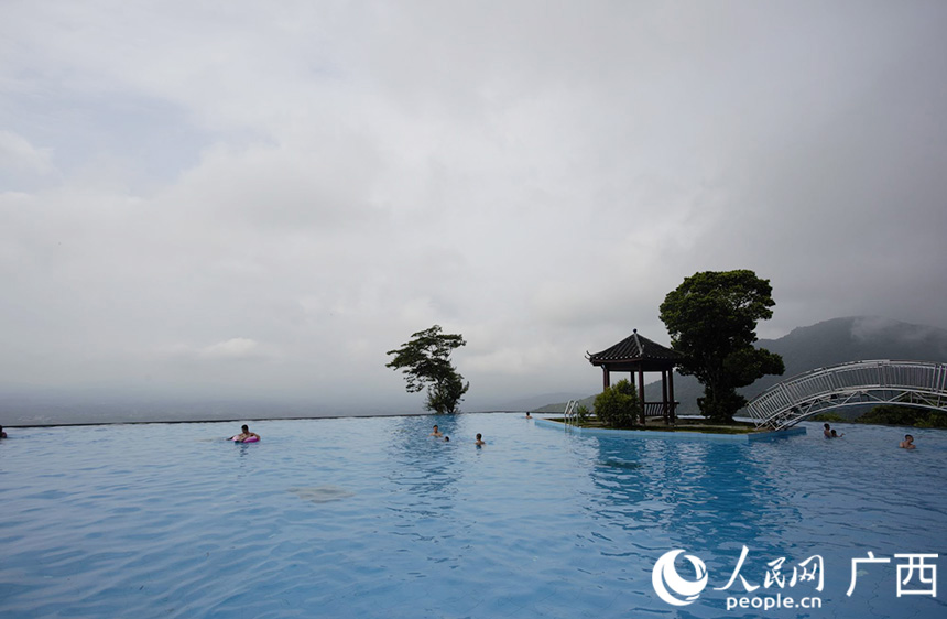 石祖禪茶園的無邊際泳池。人民網(wǎng)記者 彭遠(yuǎn)賀攝