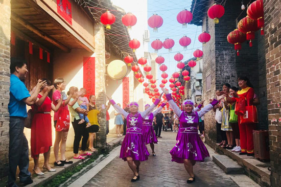 牛娘戲?qū)鲅莩鲈卺擎?zhèn)樟木社區(qū)進行。 陳秋杏 攝