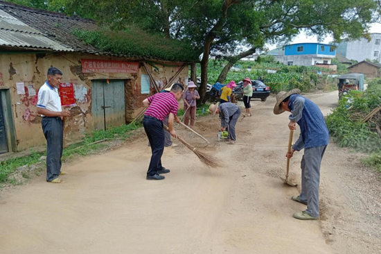 群眾積極參與臟亂差整治工作。