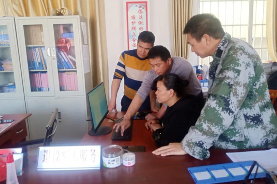 工作隊員給村兩委干部開展電腦實操培訓(xùn)和輔導(dǎo)。