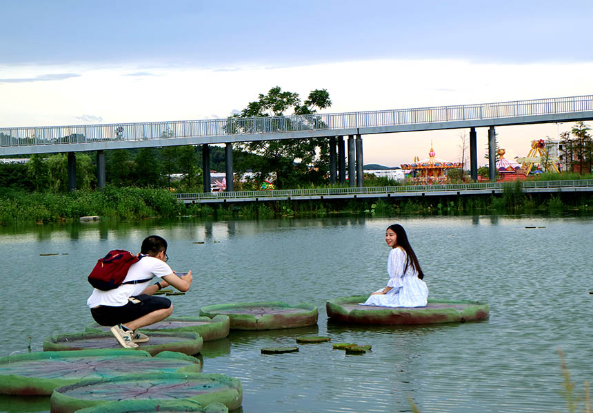 游客在景區(qū)拍照留念。