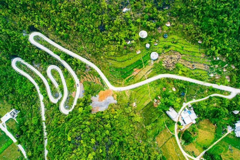 《建設(shè)“四好農(nóng)村路” 擘畫鄉(xiāng)村振興圖》組照（都安地蘇復(fù)興村盤山公路）