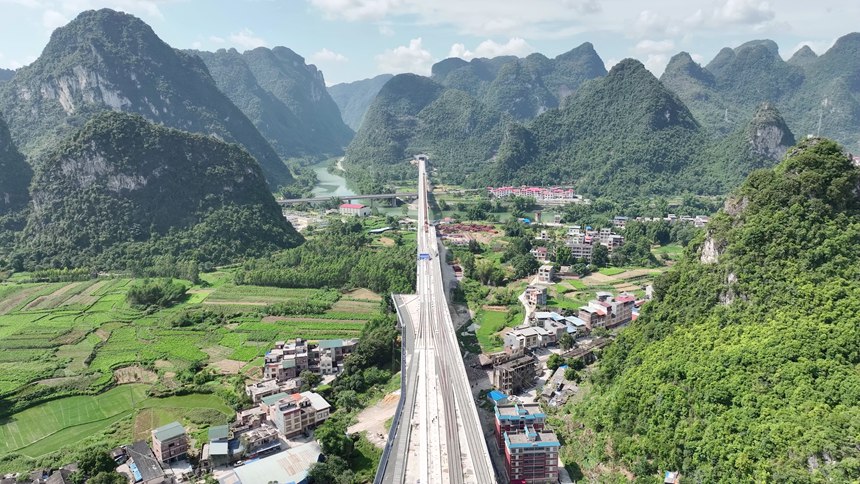 鋪軌機(jī)正在貴南高鐵龍江雙線特大橋上進(jìn)行鋪軌作業(yè)。邢星攝