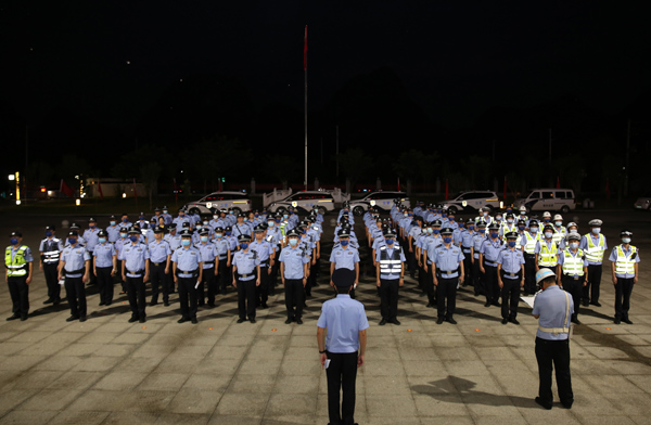 天等公安開展第二次夏夜治安巡查宣防集中統(tǒng)一行動(dòng)現(xiàn)場。黃日深攝