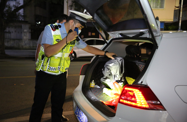 交警進(jìn)行夜查，嚴(yán)查各類違法行為。黃日深攝