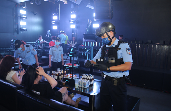 民警在酒吧開展人員信息核查工作。黃日深攝