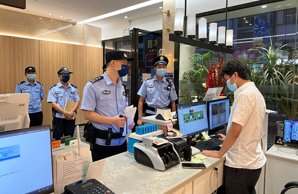 民警到賓館進(jìn)行檢查。黃日深攝