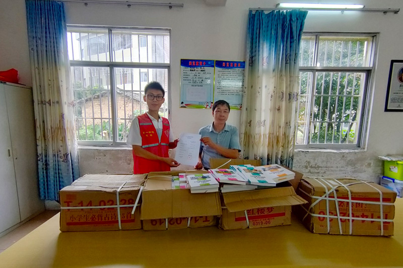 2022年6月30日，向幫扶村廟莊村小學捐贈愛心圖書。