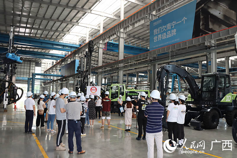 網(wǎng)友和新聞媒體代表走進廣西柯瑞機械設(shè)備有限公司參觀。 人民網(wǎng) 付華周攝