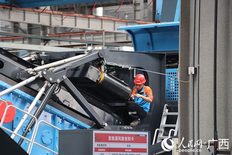 工人在美斯達集團車間專注工作。 人民網(wǎng) 付華周攝