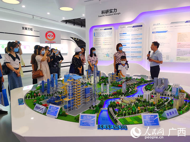 網(wǎng)友和新聞媒體代表走進(jìn)博世科參觀。 人民網(wǎng) 付華周攝