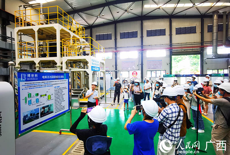 網(wǎng)友和新聞媒體代表在博世科科技成果轉(zhuǎn)化研究基地參觀。 人民網(wǎng) 付華周攝