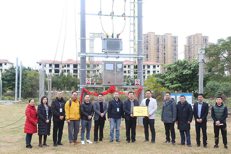 拓倫公司向母校捐贈(zèng)標(biāo)準(zhǔn)臺(tái)區(qū)剪彩儀式。受訪者供圖