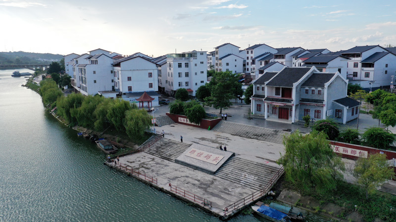 田東縣平馬鎮(zhèn)合恒村那恒屯鄉(xiāng)村風(fēng)貌提升改造后。