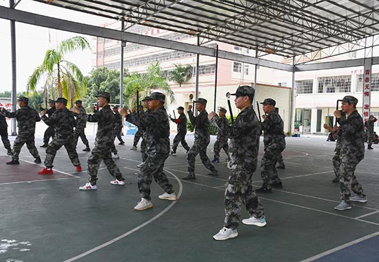 軍訓(xùn)現(xiàn)場(chǎng)。馬山縣教育局供圖