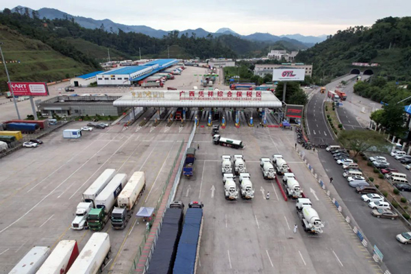 在廣西憑祥綜合保稅區(qū)主卡口，一批工程機(jī)械車輛正有序通關(guān)。