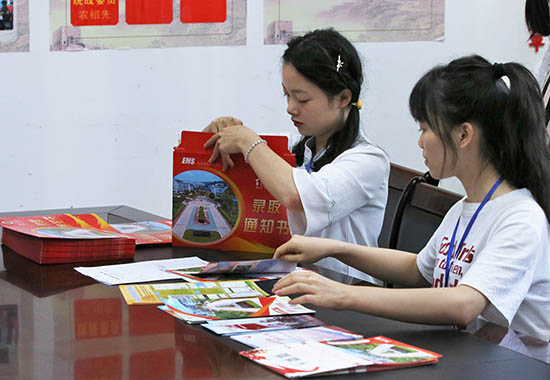 百色學(xué)院參與招生工作的大學(xué)生志愿者在分裝新生錄取通知書。王健康攝