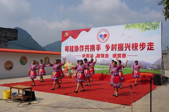 群眾載歌載舞。