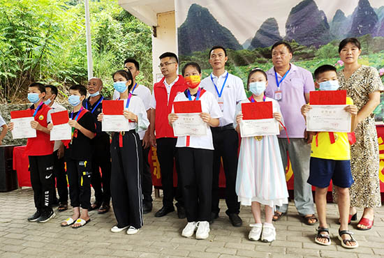 7 公安鎮(zhèn)荷塘村2022年優(yōu)秀學(xué)子頒獎典禮。荷塘村委供圖 11833d