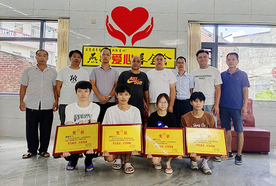 9 紅花鎮(zhèn)龍燕村委燕子寨2022年大學(xué)新生助學(xué)金發(fā)放儀式。楊繼忠攝