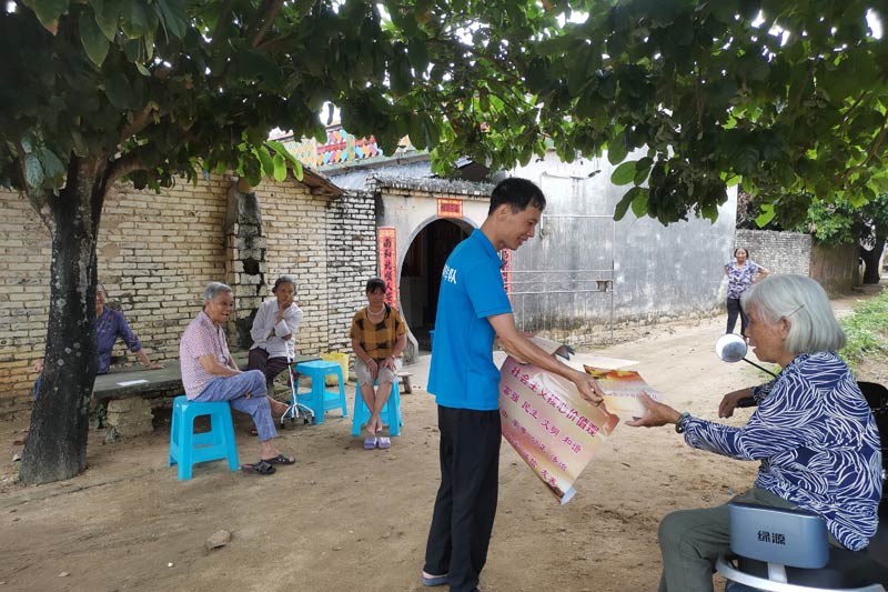 蔡旭走村入戶宣傳政策