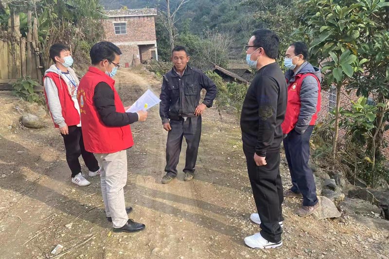 黃成龍走村入戶宣傳政策