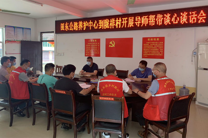 圖為該中心到鄉(xiāng)村振興聯(lián)系點開展導(dǎo)師幫帶談心談話現(xiàn)場?！『侮繎洈z