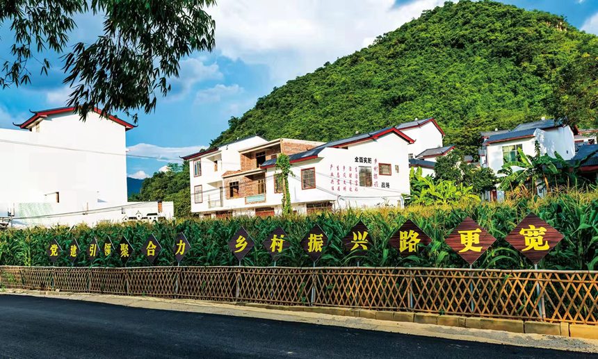 圖為平果市果化鎮(zhèn)同社村全域土地綜合整治項目區(qū)內(nèi)鄉(xiāng)村風(fēng)貌改造現(xiàn)狀