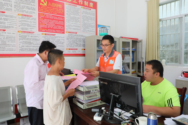 劇臨桂（右二）接待來辦事的群眾。