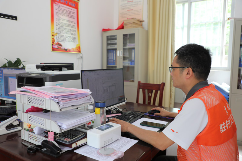 劇臨桂在工作中。