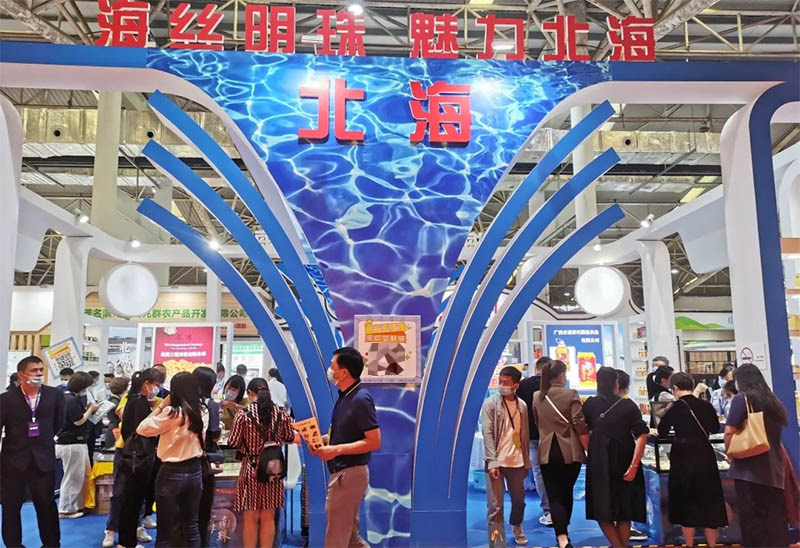 2021年度粵桂協(xié)作消費(fèi)對(duì)接活動(dòng)暨第20屆廣西名特優(yōu)農(nóng)產(chǎn)品（廣州）交易會(huì)北海館人聲鼎沸，現(xiàn)場(chǎng)了解、購買農(nóng)產(chǎn)品客商絡(luò)繹不絕。