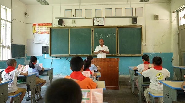 李紅星給學生普法。盤福妹攝