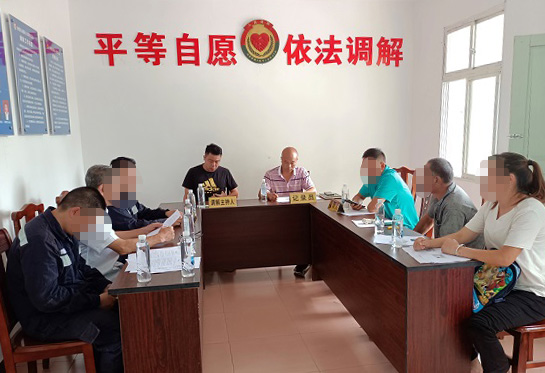 李紅星主持調解糾紛。盤福妹攝