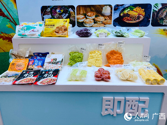 現(xiàn)場預(yù)制菜產(chǎn)品展示。人民網(wǎng) 王功孝攝