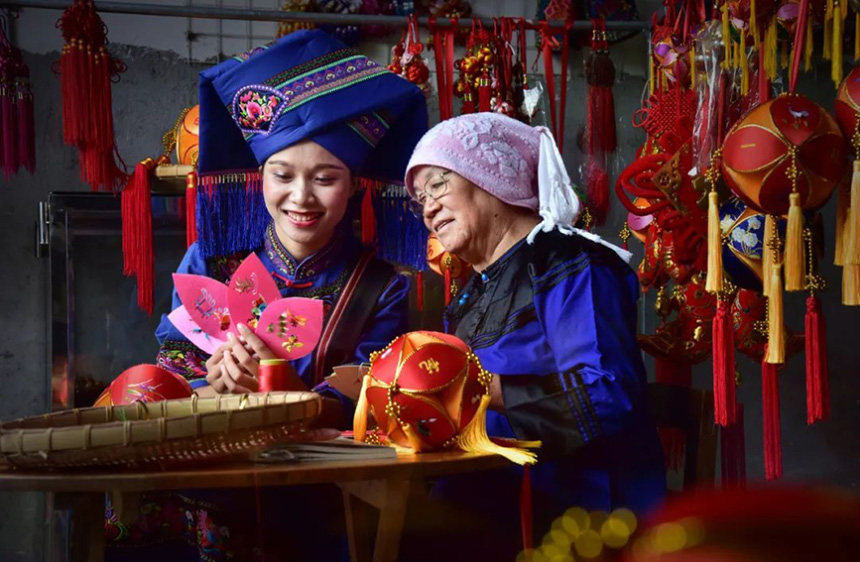 相機(jī)類一等獎作品《繡球情》。梁宗陽攝