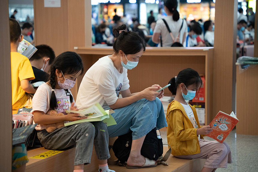 小朋友正在閱讀圖書。趙波攝