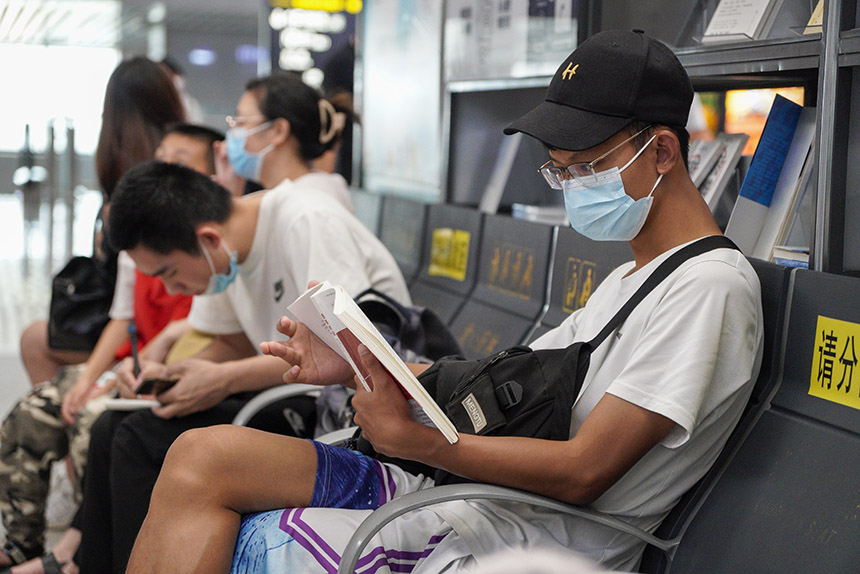 閱讀中的旅客。趙波攝