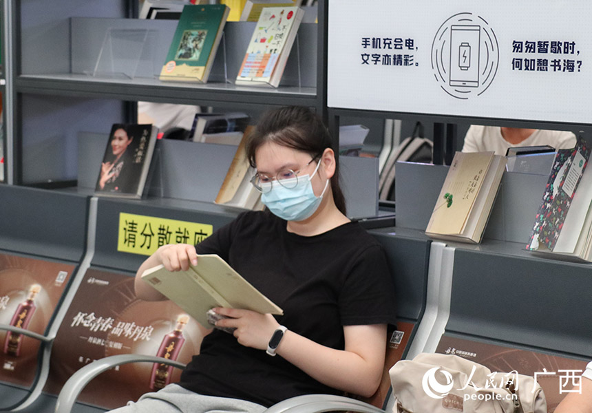 閱讀中的旅客。人民網(wǎng) 黃子婧攝