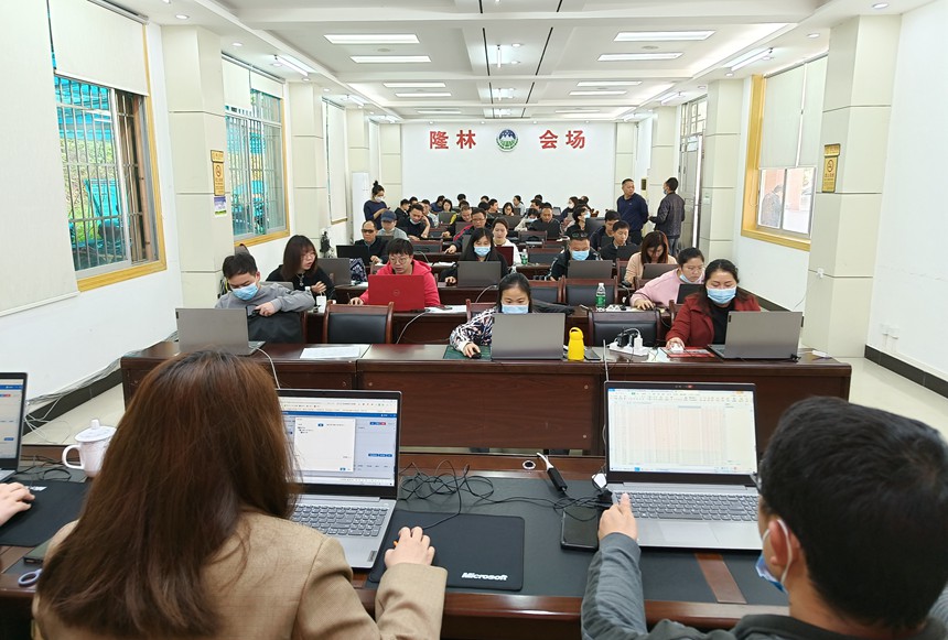 隆林縣抽調(diào)各鄉(xiāng)鎮(zhèn)力量集中受理登薄現(xiàn)場(chǎng)