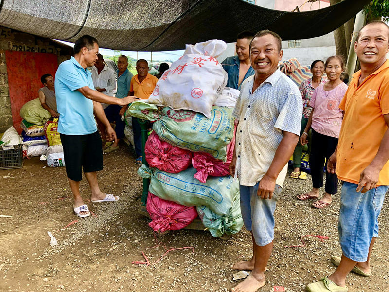 種植戶在銷售紅薯。