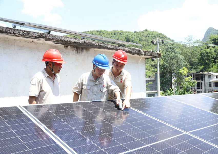 開展屋頂光伏發(fā)電板巡檢工作。大化縣融媒體中心供圖