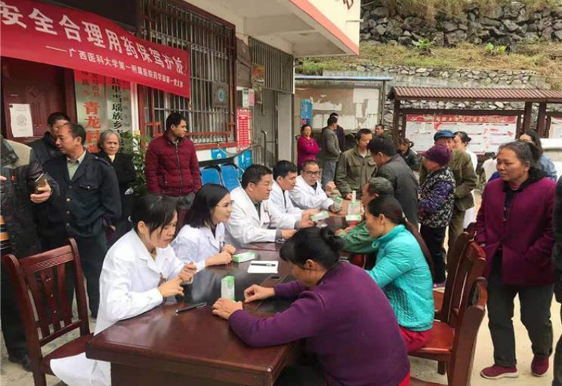5.廣西醫(yī)科大學(xué)第一附屬醫(yī)院藥學(xué)部第一黨支部到青龍村開展科學(xué)用藥科普活動。