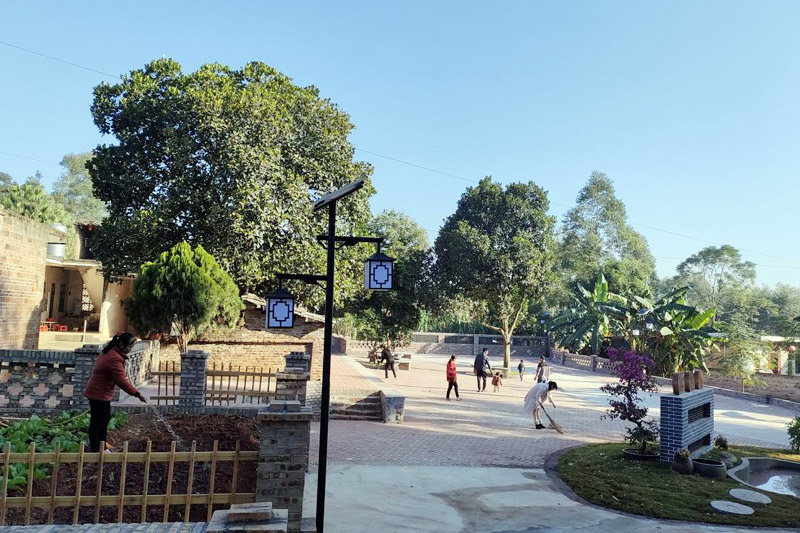 東西村村民投工投勞美化家園。