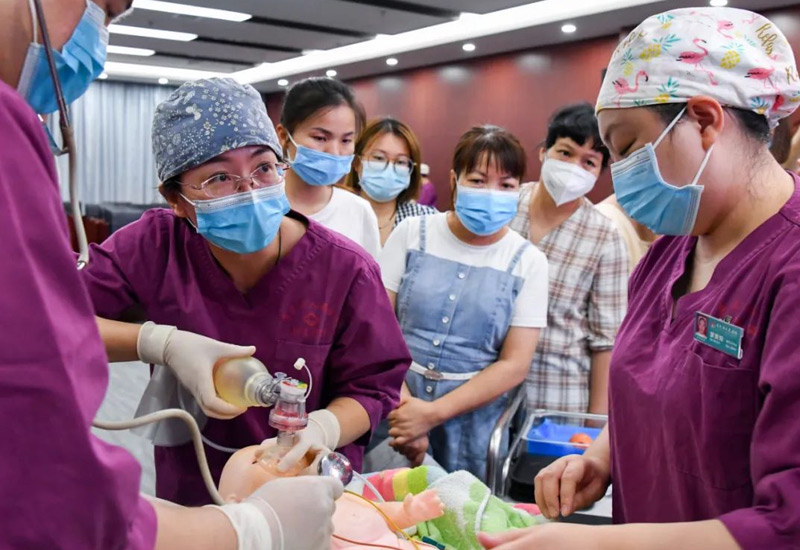 兒童?？漆t(yī)院專家團(tuán)隊(duì)開展新生兒窒息復(fù)蘇操作演練。