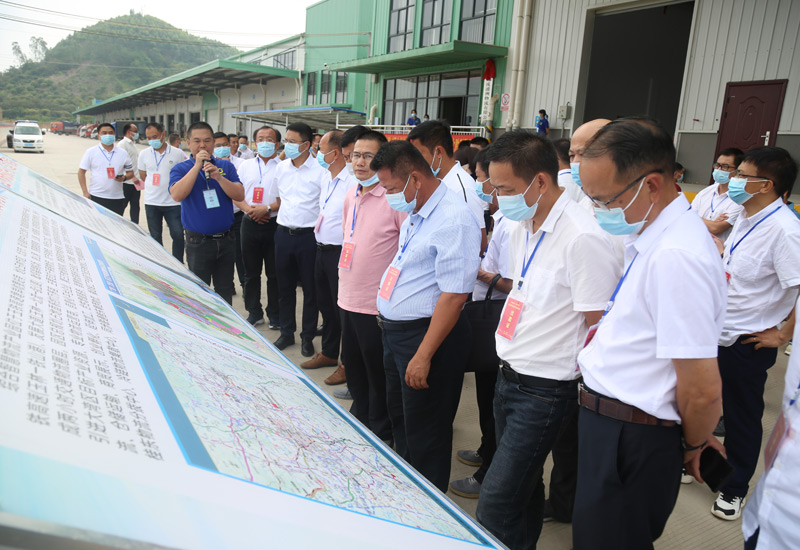 現(xiàn)場參觀企業(yè)。