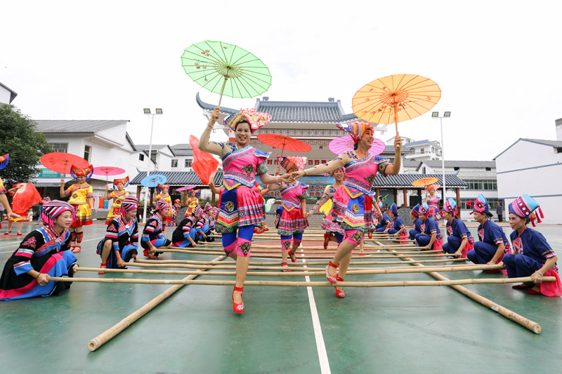 挑起歡快的竹竿舞。