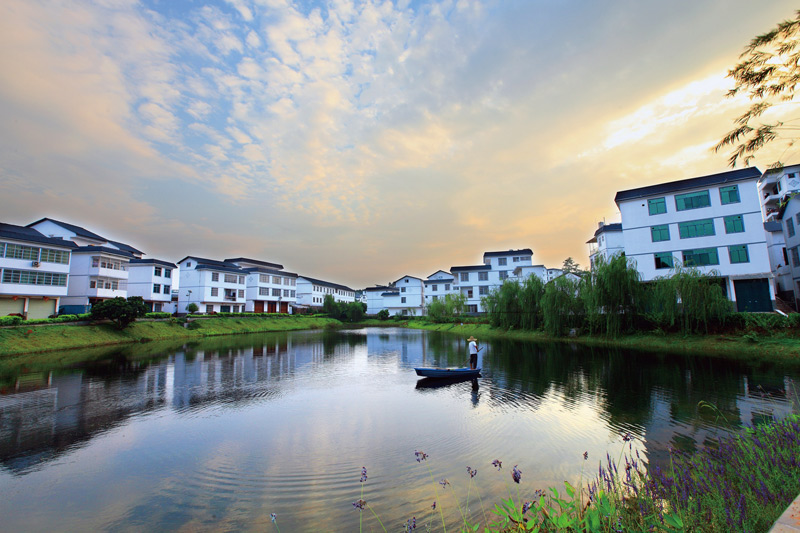 良慶區(qū)那馬鎮(zhèn)壇板坡，水映村容景色新。