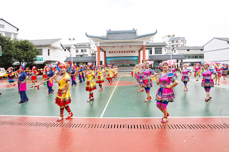 民族團結踏歌起舞。