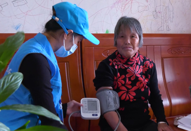 醫(yī)務(wù)人員入戶開展家庭醫(yī)師簽約。