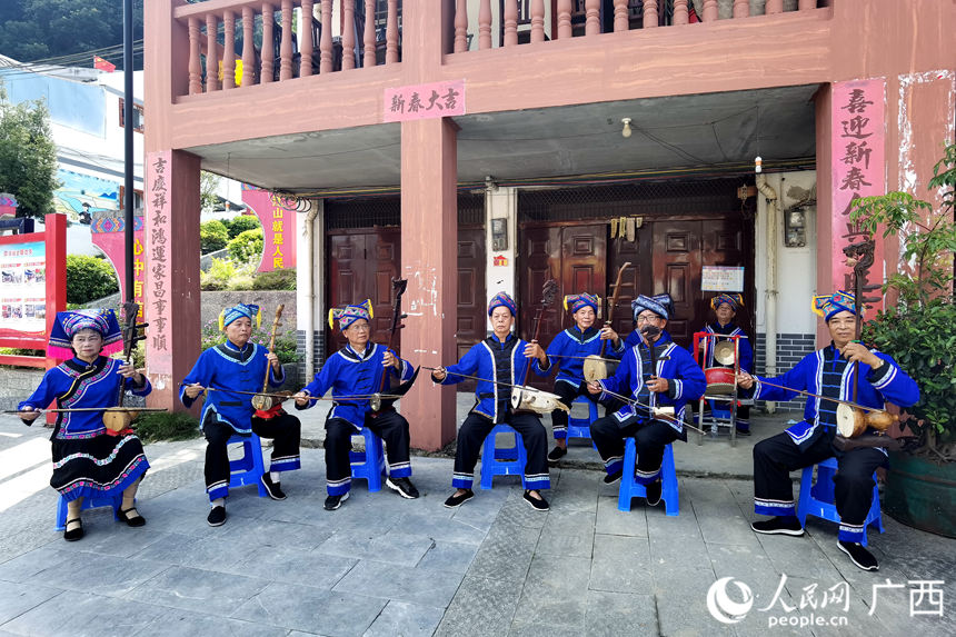 在龍邦鎮(zhèn)護龍村，民間藝人表演廣西非遺靖西壯族八音。人民網(wǎng) 覃心攝
